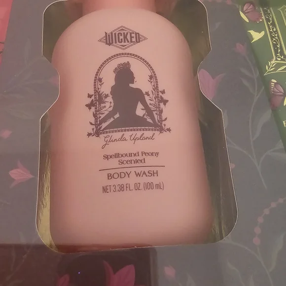 Wicked Gold and Pink Bath Set - Picture 9 of 11